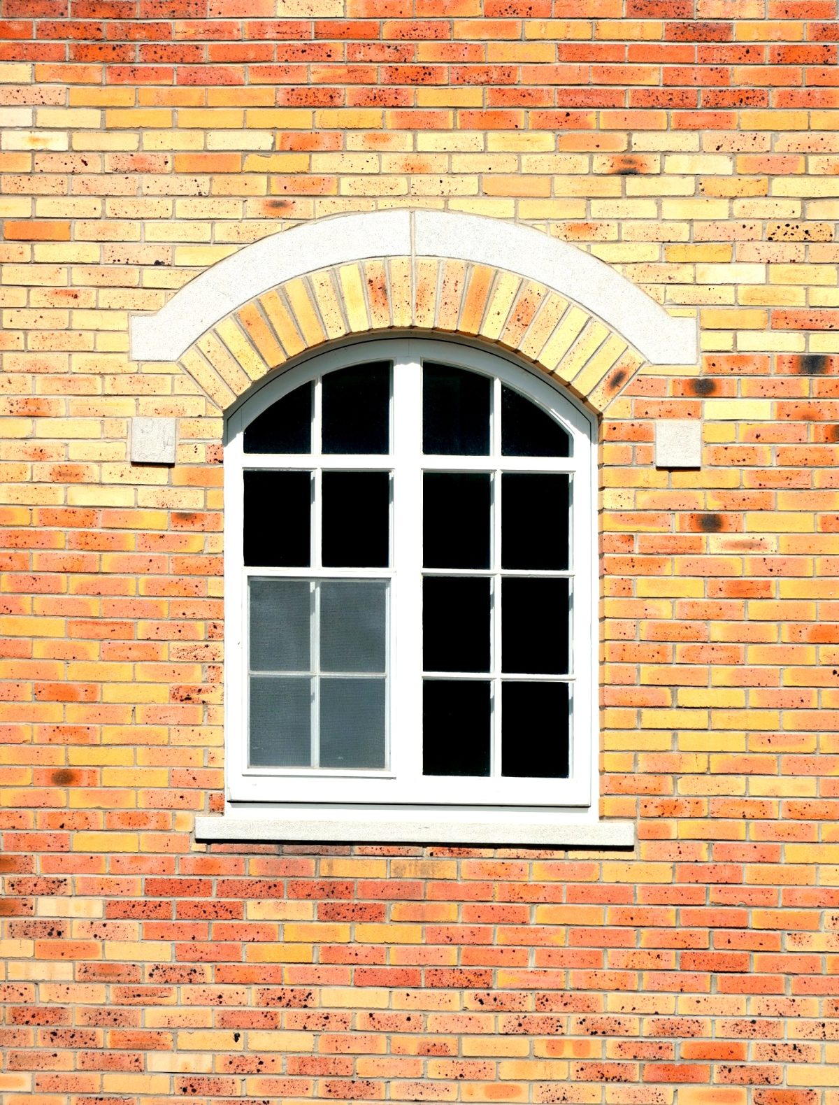 Ladrillo exterior junto a ventana protegido con barniz
