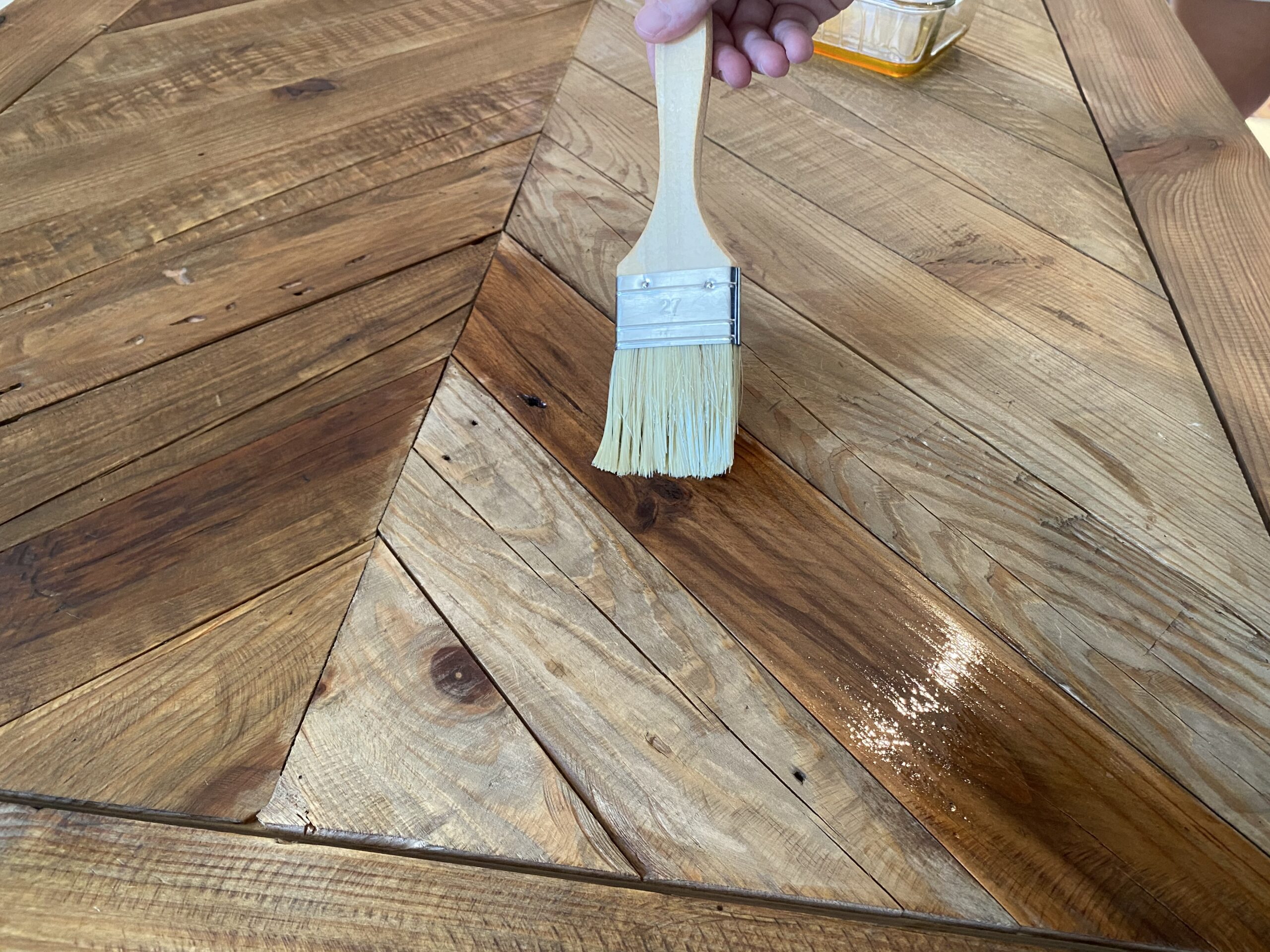 Aplicación de aceite de linaza cocido sobre madera